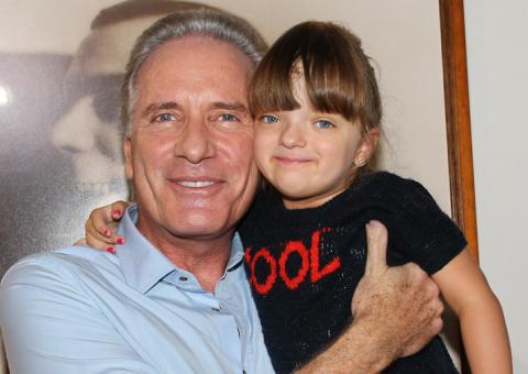 Roberto Justus, Adriane Galisteu e mais levam os filhos para espetáculo da Galinha Pintadinha